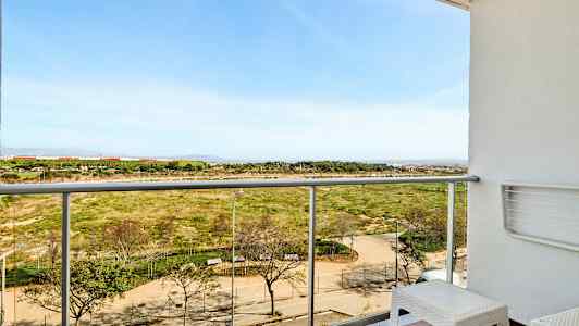 En altan med udsigt over en park og et åbent landskab. (AI-genereret tekst)