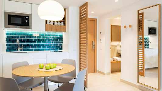 Moderne indrettet køkken og spiseområde. (AI-genereret tekst)