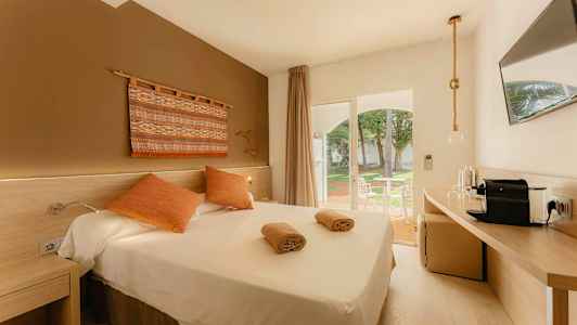 Hotelværelse med dobbeltseng og dekorativ indretning. (AI-genereret tekst)