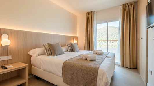 Dobbeltværelse med klargjorte håndklæder og indretning i varme nuancer. (AI-genereret tekst)