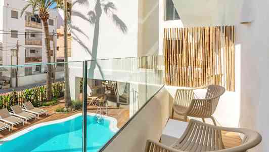 Privat altan med udsigt over en pool og liggestole. (AI-genereret tekst)