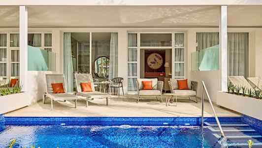 En terrasse med liggestole og siddepladser foran en privat pool. (AI-genereret tekst)