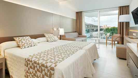 Moderne hotelværelse med dobbeltseng og balkon. (AI-genereret tekst)