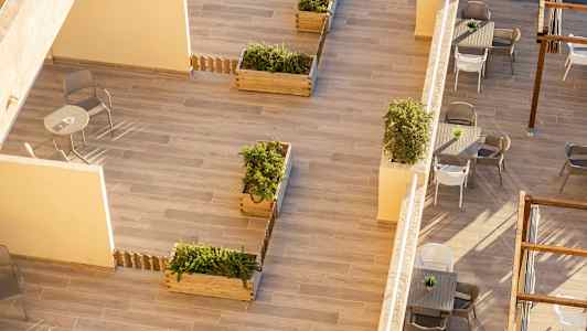 Udsigt over en terrasse med plantekasser, borde og stole. (AI-genereret tekst)