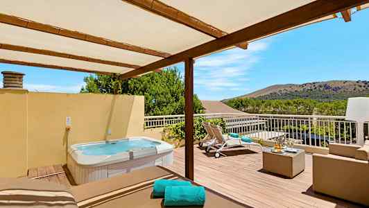 Luftig terrasse med spabad, solsenge og siddeområde under en træpergola. (AI-genereret tekst)