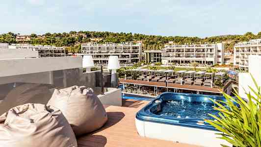 Terrasse med boblebad og udsigt over hotelområdet. (AI-genereret tekst)