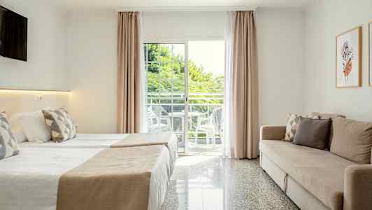 Moderne hotelværelse interiør med en sovesofa, to senge og en balkon med udsigt. (AI-genereret tekst)