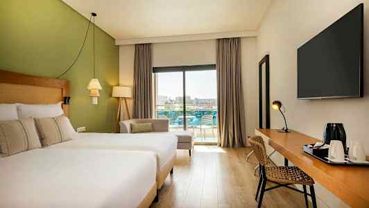 Moderne hotelværelse med vindue til altan og poolområdet. (AI-genereret tekst)