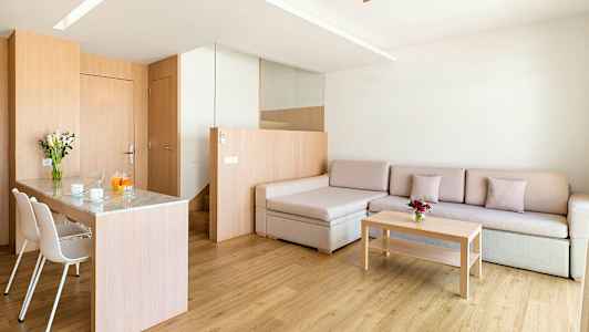 En moderne stue med trædetaljer, en sofa, et sofabord og et spiseområde med stole. (AI-genereret tekst)