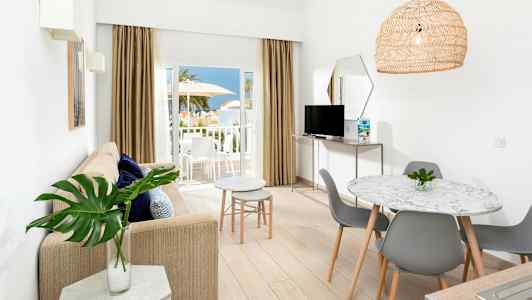 Lyst indrettet lejlighed med åben planløsning og balkon med udsigt. (AI-genereret tekst)