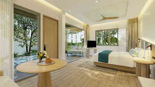 Et lyst hotelværelse med en stor seng, træindretning og store vinduer med udsigt til en frodig omgivelser. (AI-genereret tekst)