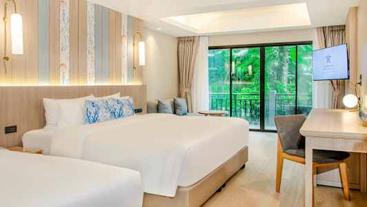 Et moderne hotelværelse med to senge, skrivebord og skydedøre med udsigt til grønne omgivelser. (AI-genereret tekst)