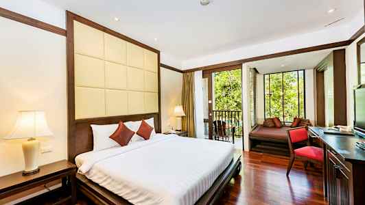 Hotelværelse med dobbeltseng, natbord og altan med udsigt til grønne område. (AI-genereret tekst)