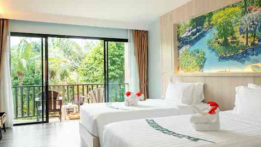 Et lyst hotelværelse med to enkeltsenge og udsigt til en frodig have. (AI-genereret tekst)