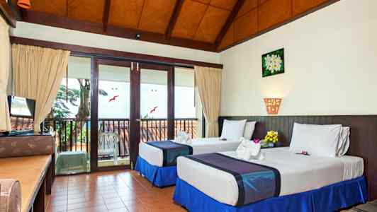 Et hotelværelse med to enkeltsenge og en altan. (AI-genereret tekst)