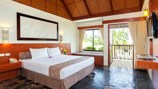 Hotelværelse med en dobbeltseng, store vinduer og altan. (AI-genereret tekst)