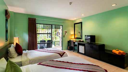 Dobbeltværelse med grøn indretning og udsigt til balkon. (AI-genereret tekst)