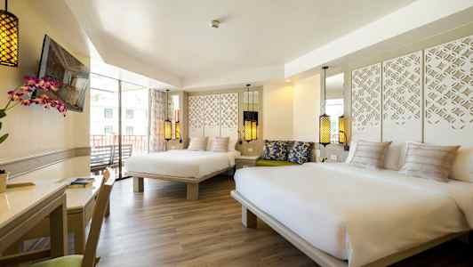 Hotelværelse med to store senge, dekorative lamper og bord med en blomst. (AI-genereret tekst)