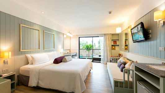 Et rummeligt hotelværelse med moderne møbler og balkon. (AI-genereret tekst)