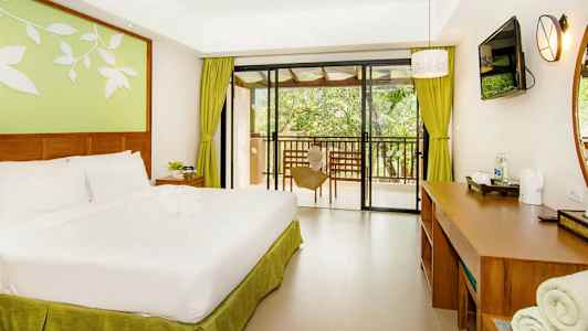 Et hotelværelse med en dobbeltseng, skrivebord og udsigt til en balkon. (AI-genereret tekst)