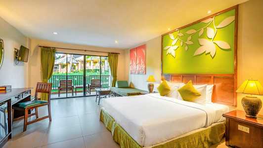 Hotelværelse med dobbeltseng, siddeområde og balkon med udsigt over have. (AI-genereret tekst)