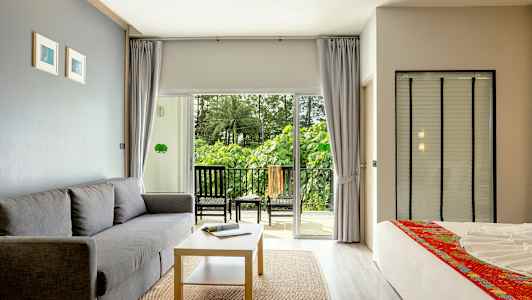 Moderne møbleret hotelværelse med altan og grøn udsigt. (AI-genereret tekst)