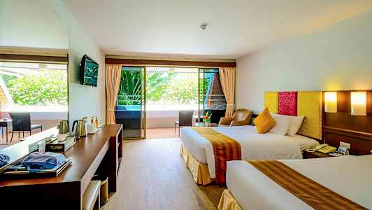 Hotelværelse med to senge, siddeområde og balkon. (AI-genereret tekst)