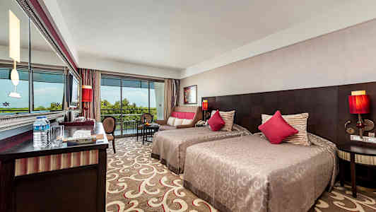 Hotelværelse med to senge og altan. (AI-genereret tekst)