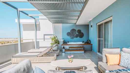 Terrasse med moderne møbler, jacuzzi og udsigt. (AI-genereret tekst)