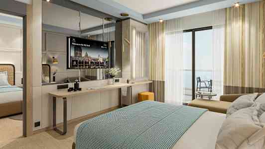 Hotelværelse med en dobbeltseng, arbejdsbord og balkonudsigt. (AI-genereret tekst)