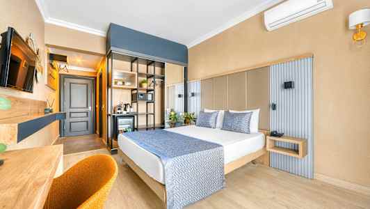 Et hotelværelse med en dobbeltseng og moderne møbler. (AI-genereret tekst)