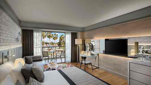 Moderne hotelværelse med altan og udsigt til palmer. (AI-genereret tekst)