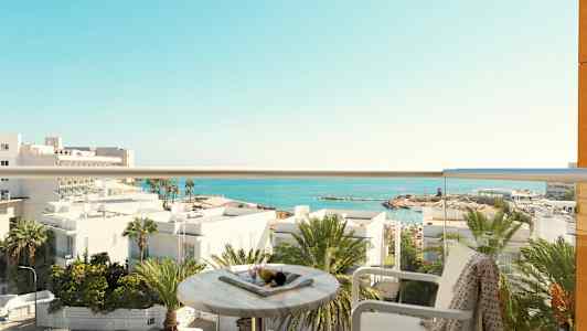 Udsigt fra en altan med havet i baggrunden. (AI-genereret tekst)