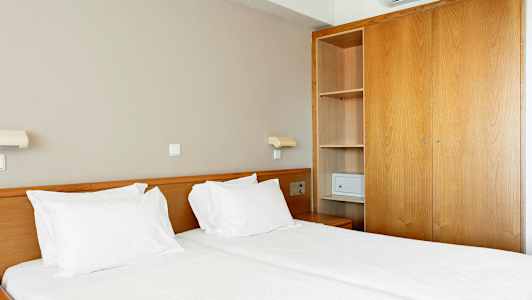 Soveværelse med dobbeltseng og klædeskab. (AI-genereret tekst)