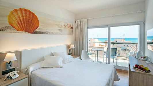 Et hotelværelse med en dobbeltseng, dekorativ kunst af en orange skal på væggen og en altan med havudsigt. (AI-genereret tekst)