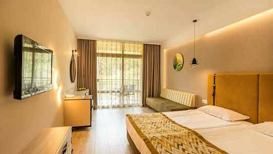 Et hotelværelse med en dobbeltseng, en sofa, en tv og en altan. (AI-genereret tekst)