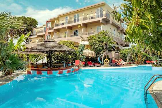 En udendørs pool med bar ved siden af et hotel. (AI-genereret tekst)