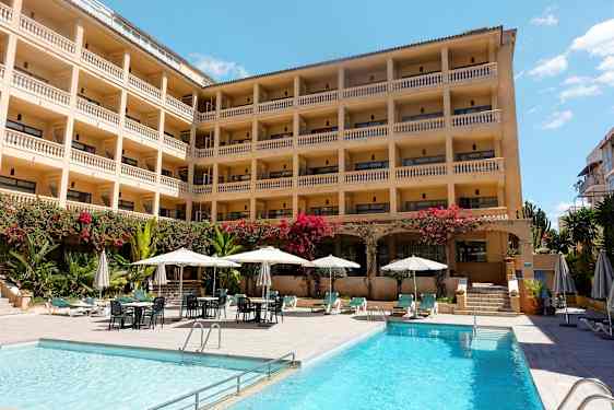 Hotel med flere etager og altaner, poolområde med liggestole og parasoller. (AI-genereret tekst)