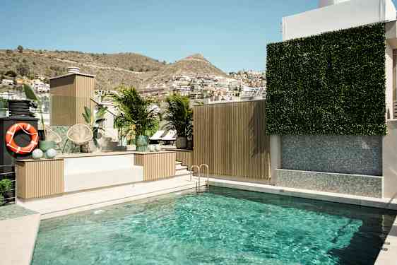 En swimmingpool med udsigt over et bjerglandskab. (AI-genereret tekst)