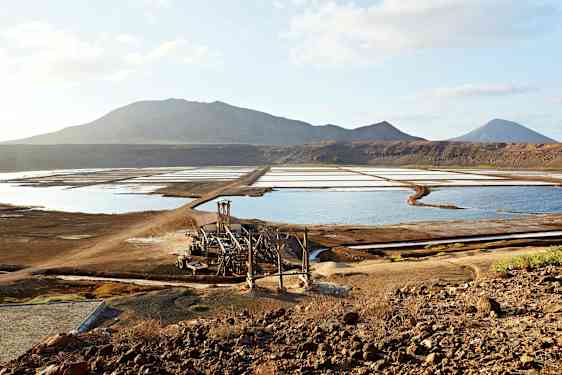 Saltmarker med bjerge i baggrunden. (AI-genereret tekst)