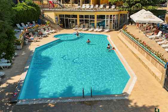 Et sommerhotel poolområde med solsenge og mennesker, der svømmer i poolen. (AI-genereret tekst)
