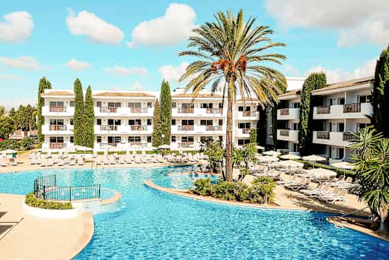 Billede af hotelområde med swimmingpool og liggestole. (AI-genereret tekst)