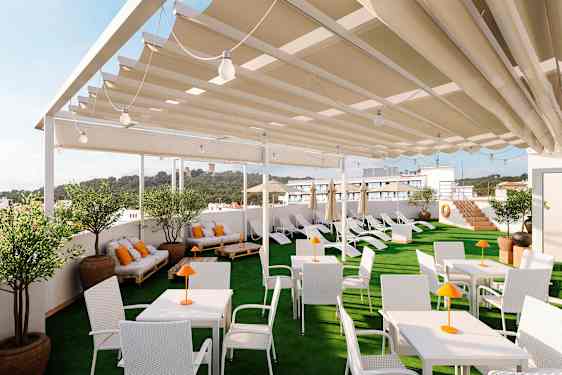 En tagterrasse med hvide borde og stole, liggestole og planter, overdækket af et solsejl. (AI-genereret tekst)