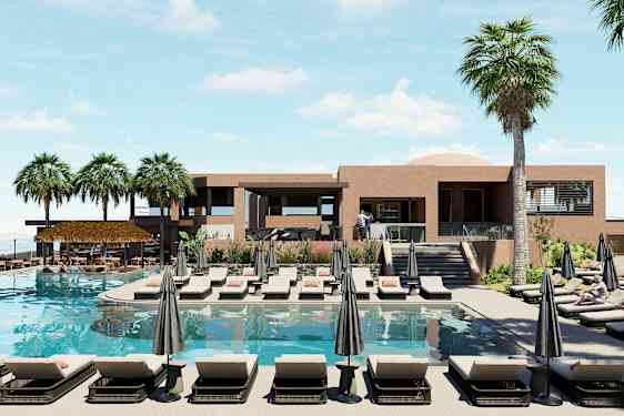 Udendørs poolområde med liggestole, parasoller og palmer foran et moderne hotel. (AI-genereret tekst)