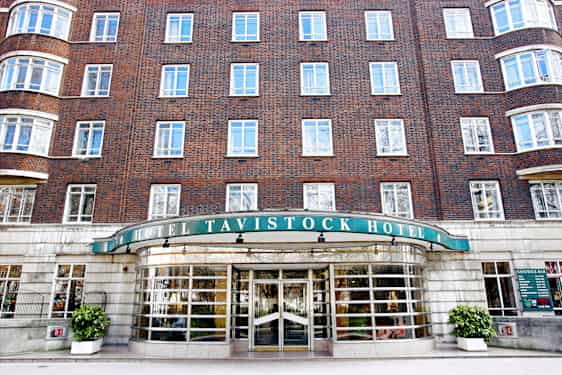 Hotelbygning i mursten med skiltet Tavistock Hotel og hovedindgang. (AI-genereret tekst)