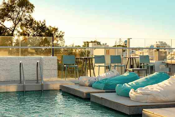 En pool med siddeplads ved solnedgang. (AI-genereret tekst)