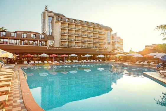 Hotelbygning med altaner, en restaurant og en udendørs swimmingpool. (AI-genereret tekst)