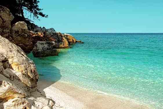 Kyst med klipper og turkis hav. (AI-genereret tekst)