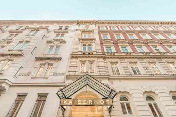 Bygningens facade med inskriptionen 'Kaiserhof' ved indgangen. (AI-genereret tekst)