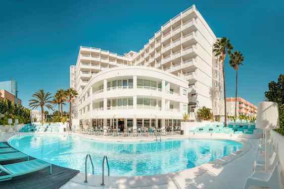 En hotelbygning med altaner og en udendørs pool. (AI-genereret tekst)